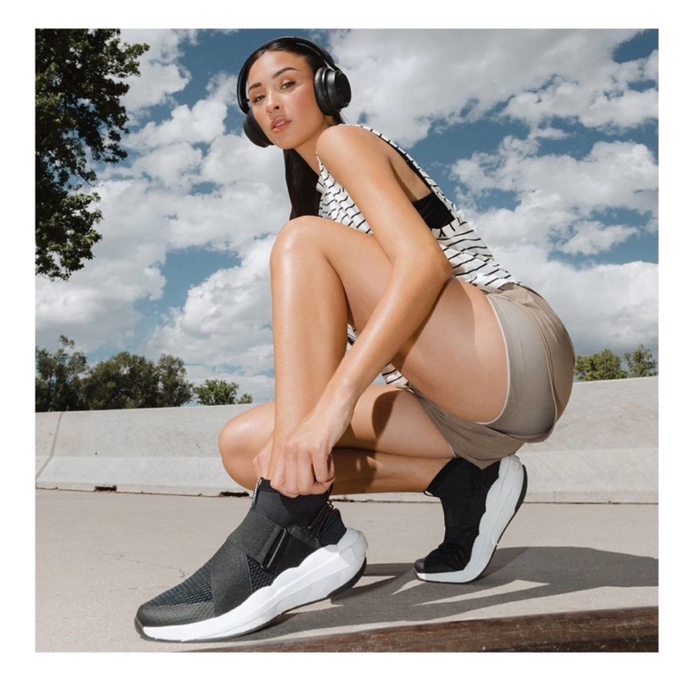 💨Women's SOREL Explorer Defy Mid Top Pull On Sneaker Black Size 8,5